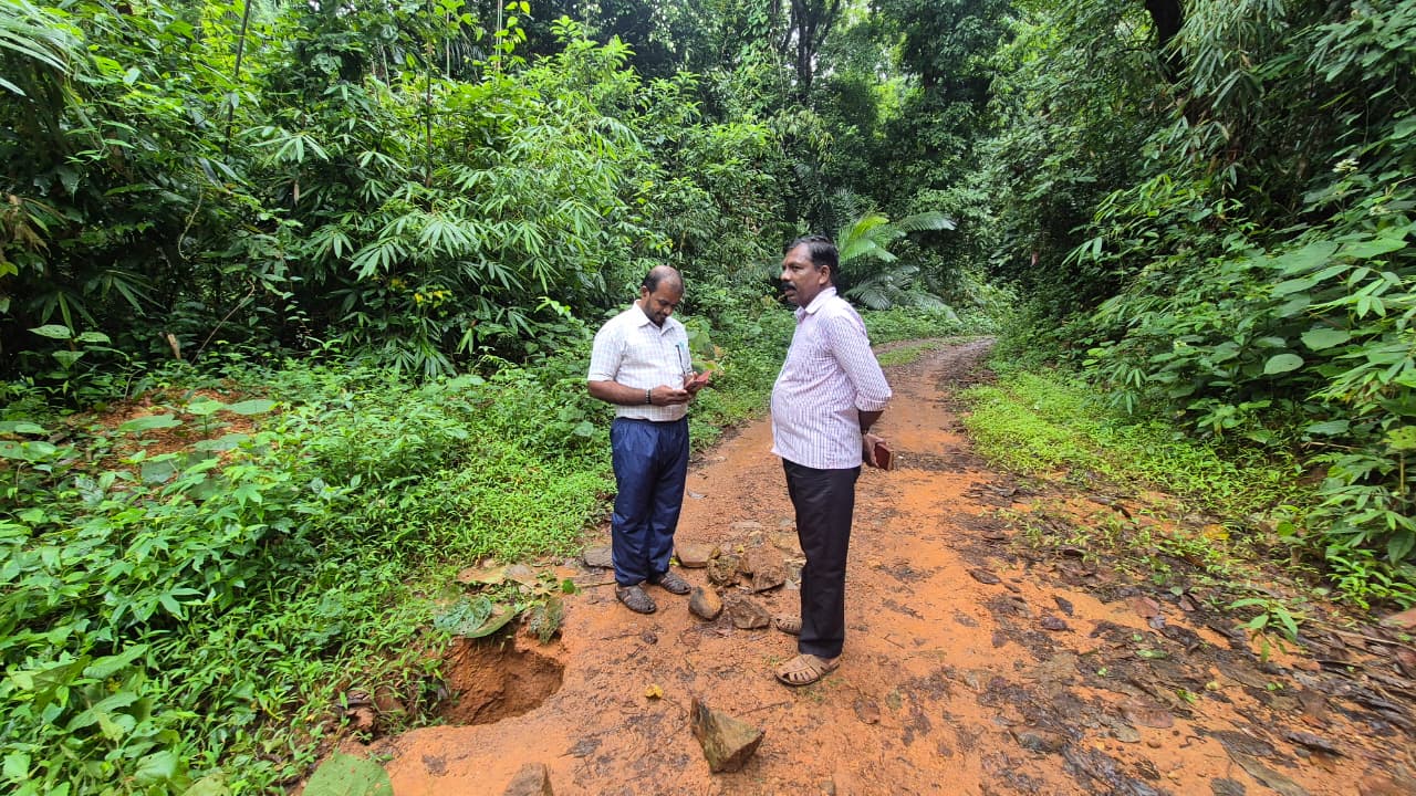 Kadaba Kombaru Manibhanda Katte road cave in deep hole revenue officials inspection
