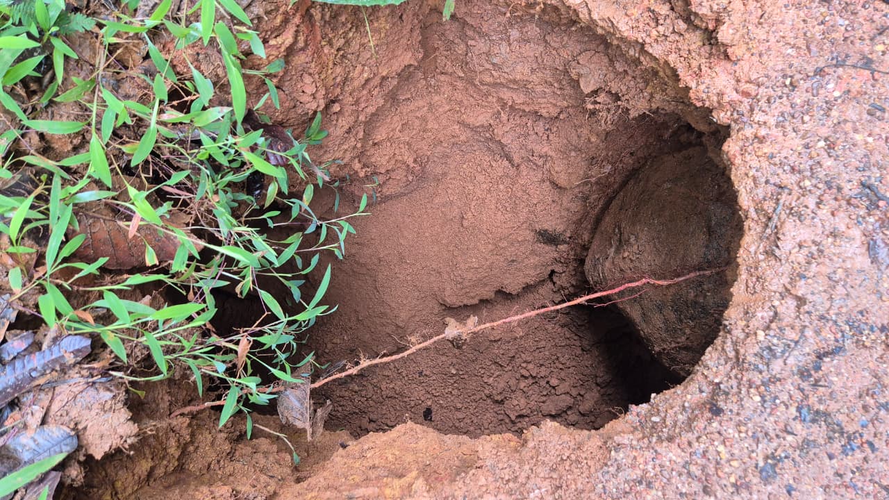 Kadaba Kombaru Manibhanda Katte road cave in deep hole revenue officials inspection