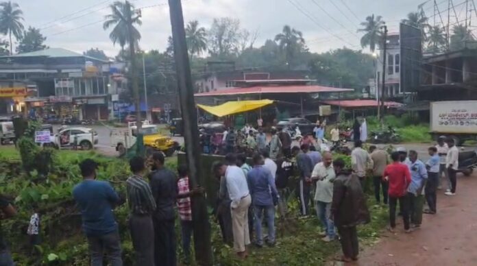 Kadaba Sante Katte people gathering near drain searching for car key after couples fight