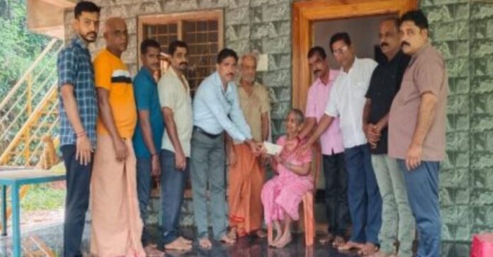 Umamaheshwari Parivarthana Tanda Balya members handing over 25000 rupees financial aid to Nati Vaidya Chennamma Maderike