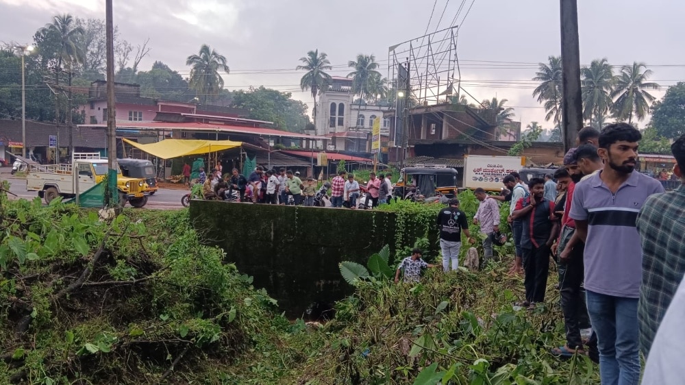 Kadaba Sante Katte people gathering near drain searching for car key after couples fight