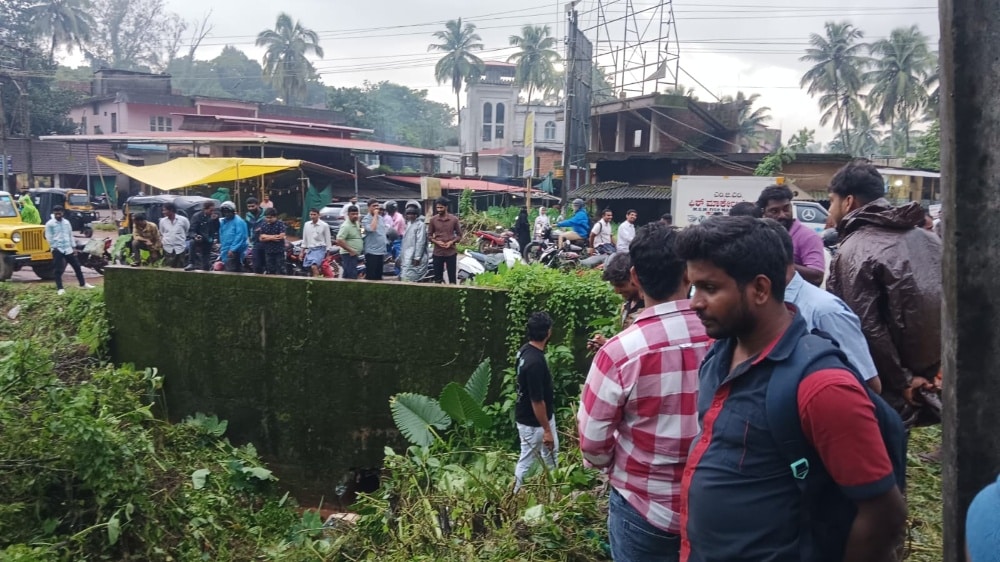 Kadaba Sante Katte people gathering near drain searching for car key after couples fight