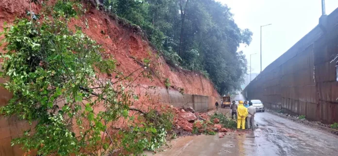 Nelyadi Periyashanthi landslide tree fall National Highway 75 traffic block JCB clearing