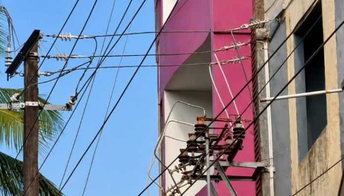 Surathkal Krishnapura contractor Bhaskar Alike electrocuted high tension wire sheet work Surathkal police