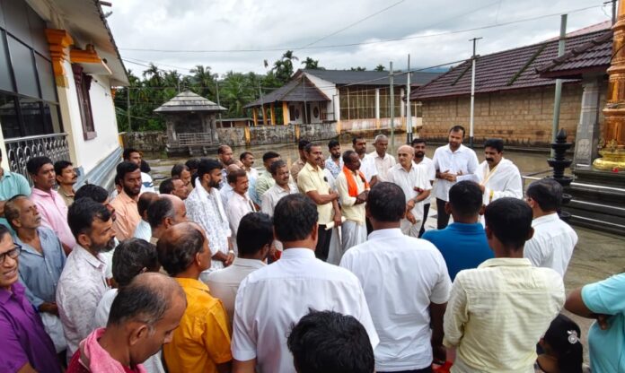 Panja Panchalingeshwara temple memorandum submission to managing committee president Deviprasad Kanattoor