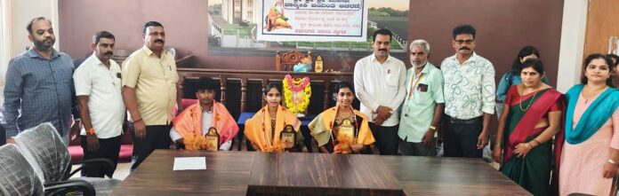 Kadaba taluk office Maharshi Valmiki Jayanti celebration Tahsildar Ganesh Savanur felicitates students